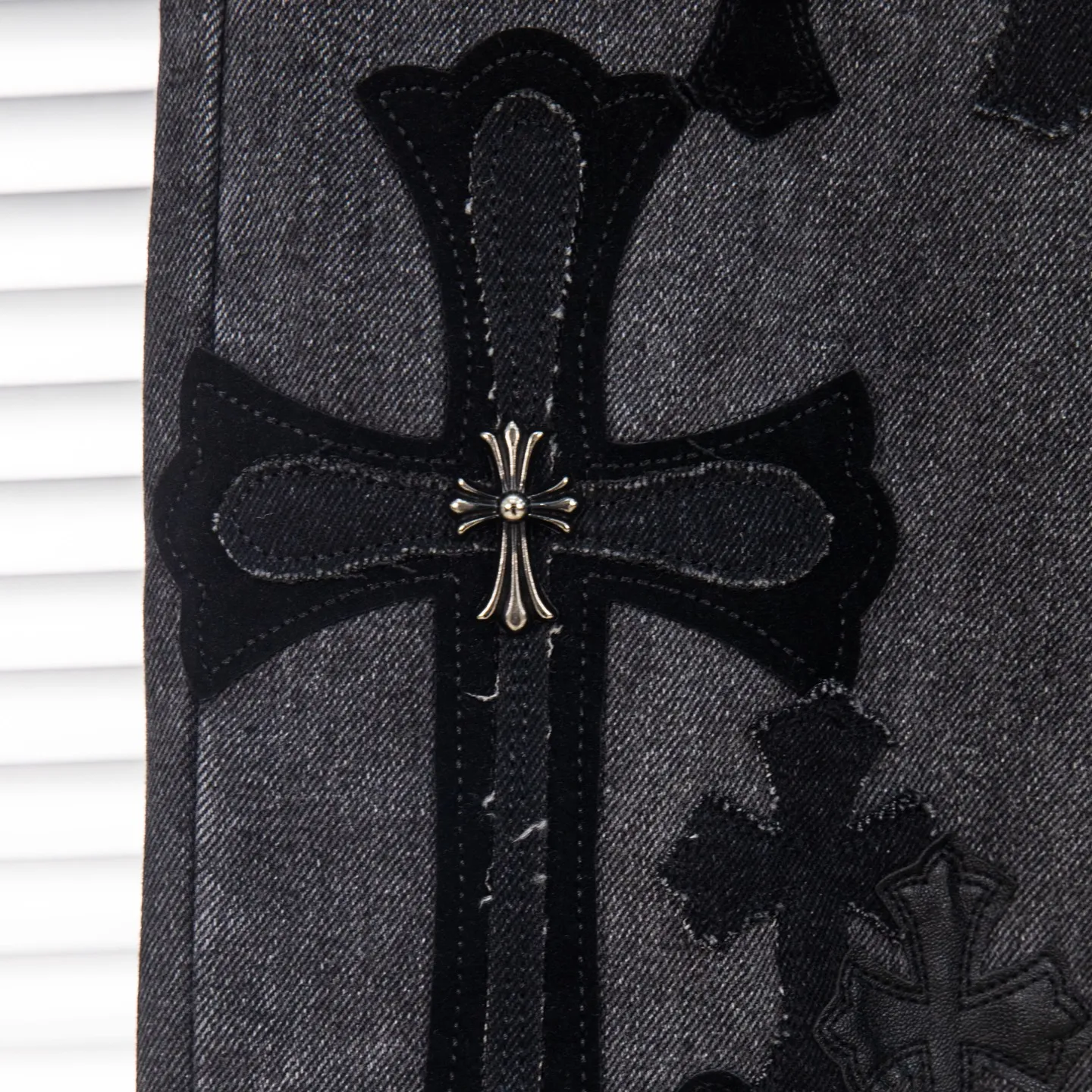 P290 Chrome Hearts Chrome Hearts Black Pinduo Black Leather Big Devil Cow King Jeans CH jeans need to be washed before being dismantled and hand-stitched with sheepskin cross leather and then spliced to complete. The whole piece has too much craftsmanship to describe. About Chrome Hearts This is an extremely luxurious fashion brand that can also be called the nobility of the high street. It has always been an exclusive brand for some hipsters or the second generation of rich people. Compared with ordinary high streets, it is more luxurious and noble. Compared with luxury brands, it has a more fashionable personality. It has always been a brand that I have a special liking for. Style number: 1769# Color: black Size: 28 30 32 34 36